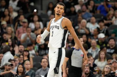 文班亚马29分11抢篮板9封盖，但正负值-12同时六犯离场